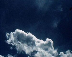 Des nuages aux fêlures de la terre