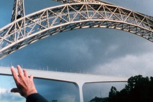 En une poignée de mains amies, fleuve qui par dessous les ponts, ouvre les portes de la mer