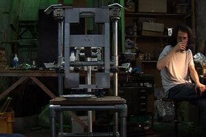 Malachi Farrell à l’œuvre - La fabrication de la gégène